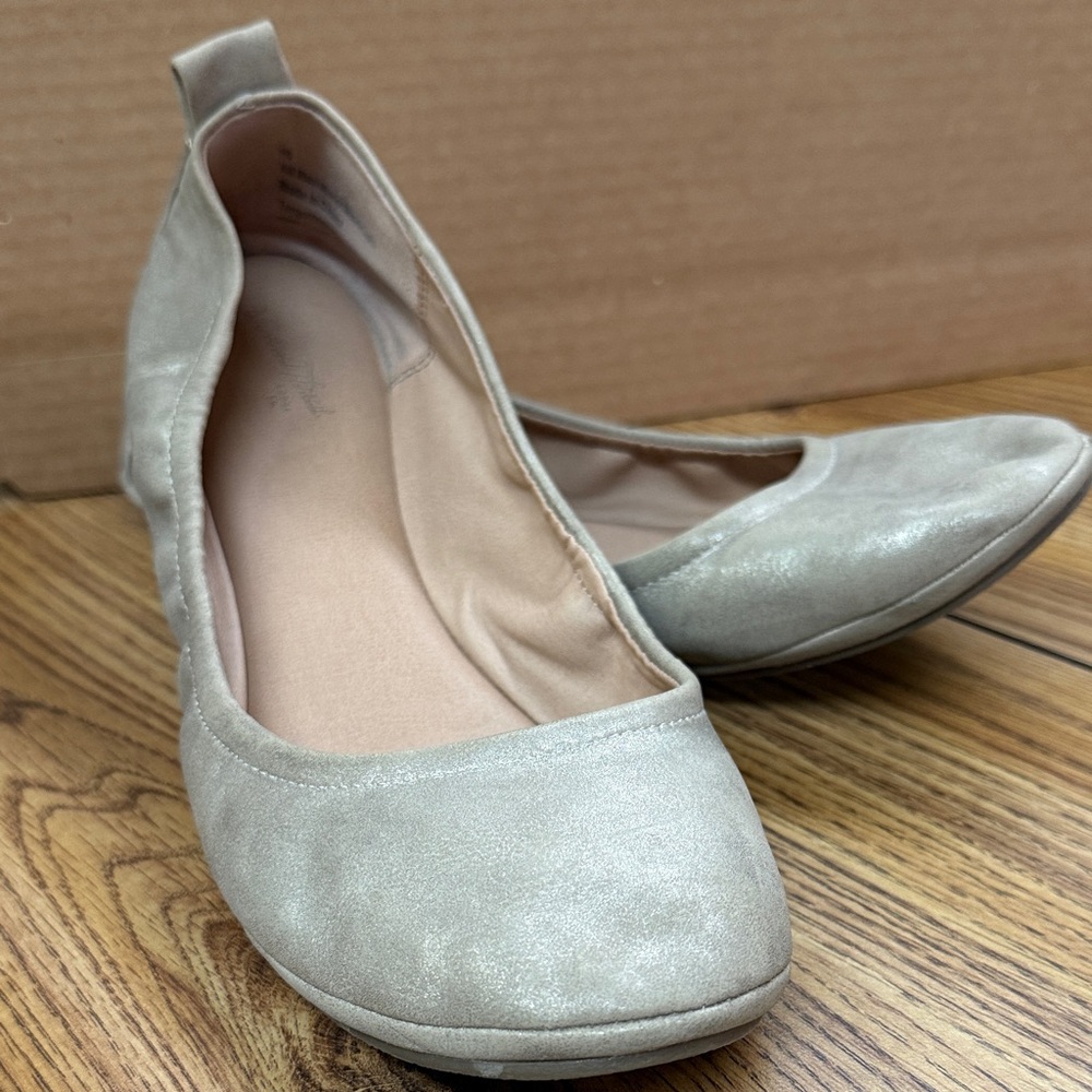 Universal Thread Women's Shimmering Silver /gold/ metallic Flats